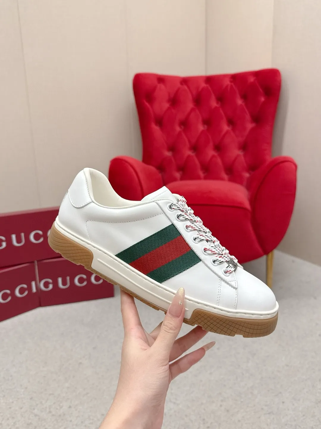 Factory price: 460💰Gucci Gucci's latest ACE series casual sports shoes, the same style as all the stars, classic brown canvas + leather stitching, the red and green stripes on the side are very recognizable. Perfect shoe last, perfect for daily casual wear, super beautiful and comfortable on the feet, a must-have for fashionistas 💯 ☑️Material: Original customized imported first-layer cowhide ☑️Inner lining: Customized imported cowhide ☑️Outsole: Original molded non-slip TPU sole ☑️Sole thickness: 2.5cm ☑️Size: Men's 38-44, customized 45